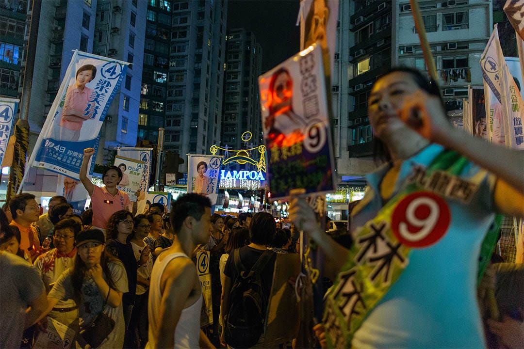 立法會九西候選人梁美芬、林依麗於黃埔花園外拉票，兩陣營支持者不停叫囂。