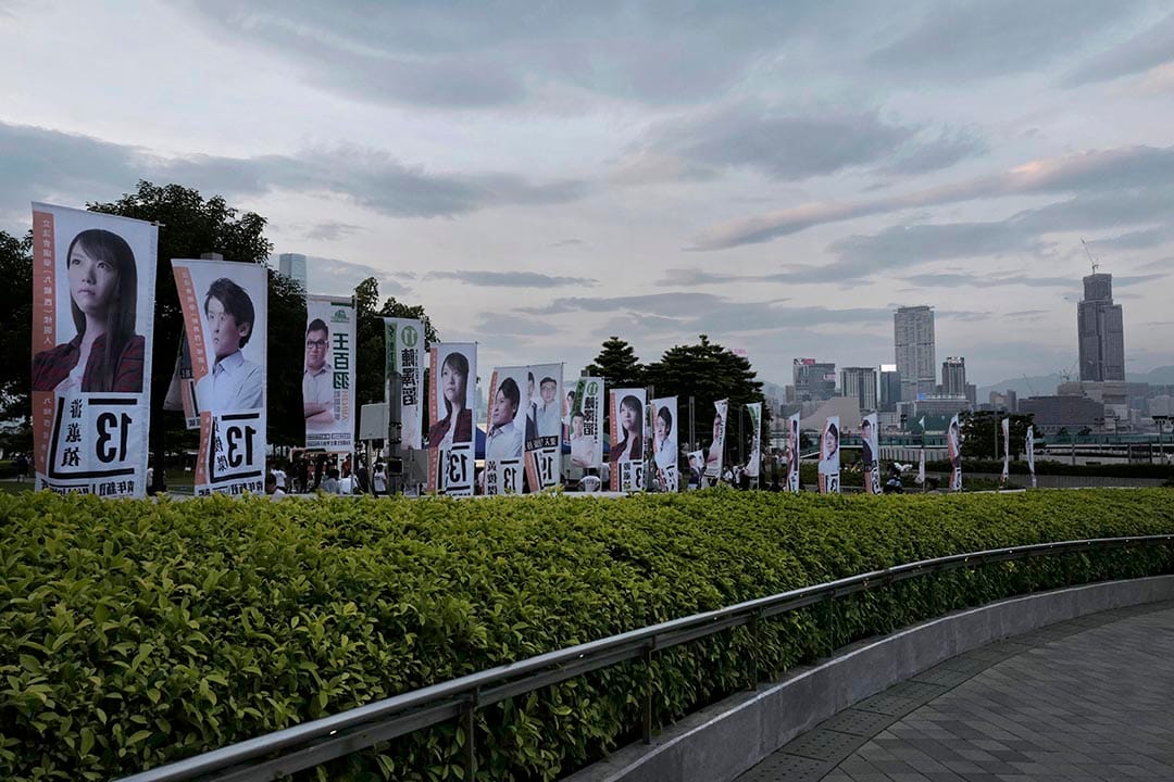  立法会外，挂着各立法会选举参选人的直幡。