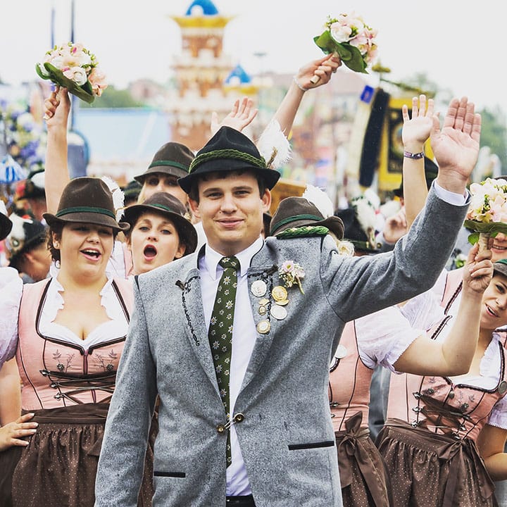 巴伐利亞樂隊和步兵協會的成員在啤酒節第二天參加一年一度的的遊行。