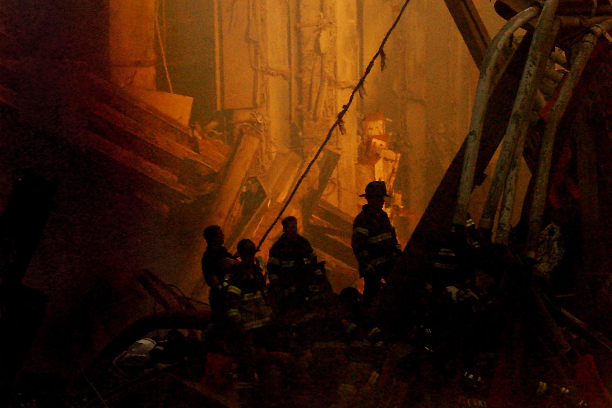 2001年9月14日，救援人员正在搜救。