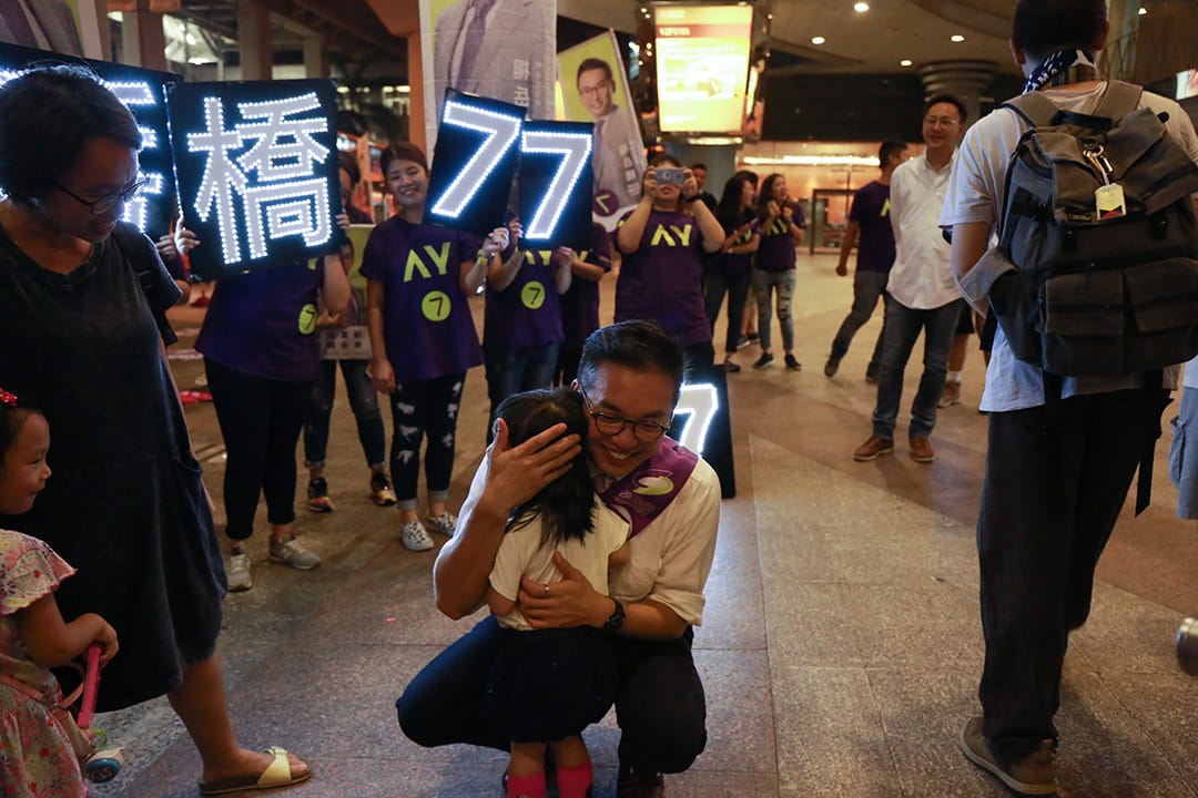 新界東候選人楊岳橋在拉票。 