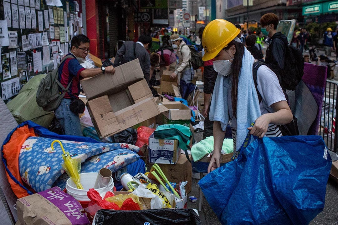 2014年10月17日，警方清晨展开清场行动后，示威者收拾物件，准备离开占领区。