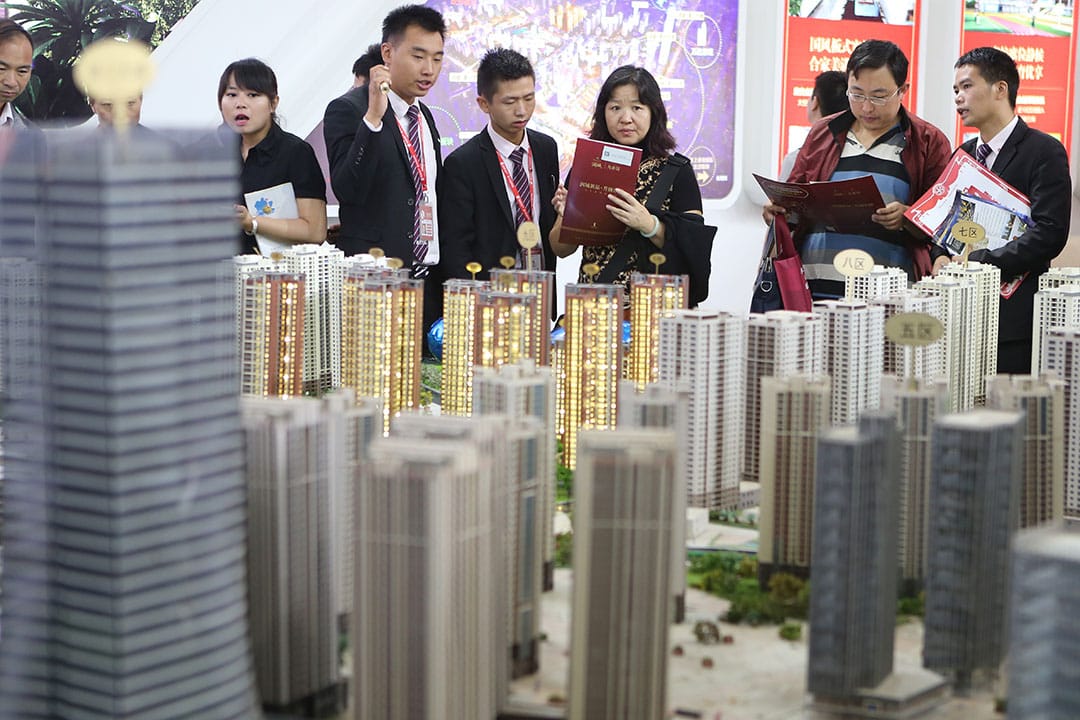 2016年9月25日，雲南昆明，市民選看樓盤資料。