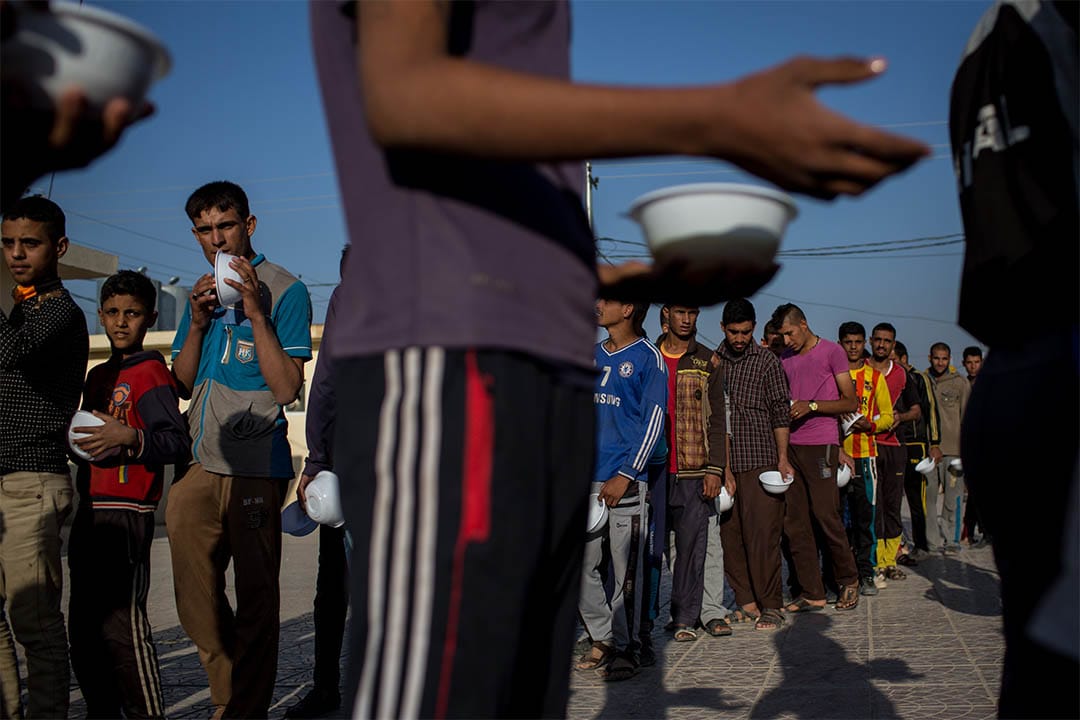 2016年11月6日，伊拉克迪巴嘉，人們排隊領取食物。
