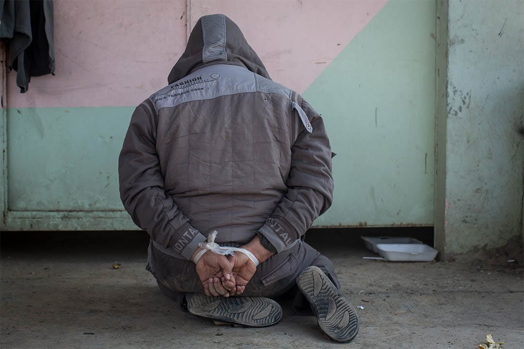 2016年11月7日，伊拉克高吉亞利，一個被懷疑與伊斯蘭國有聯繫的男人被拘捕。