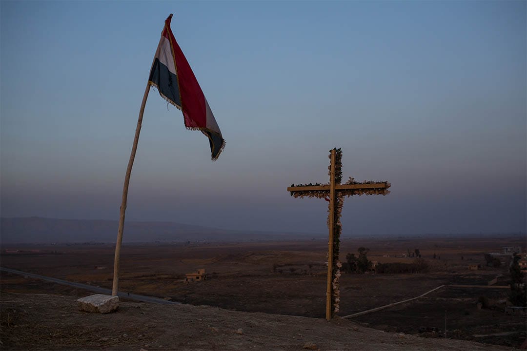 2016年11月8日，伊拉克卡拉哥希，一個十字架竪立在軍隊檢查站。