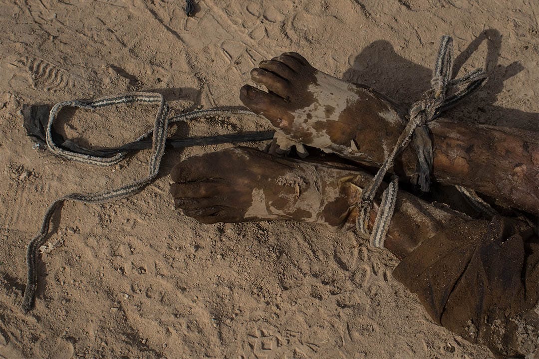 2016年11月9日，伊拉克哈馬姆，伊拉克軍隊找到約一百具疑為伊斯蘭國受害者的屍體。圖為一具屍體的雙腳被綑縛。