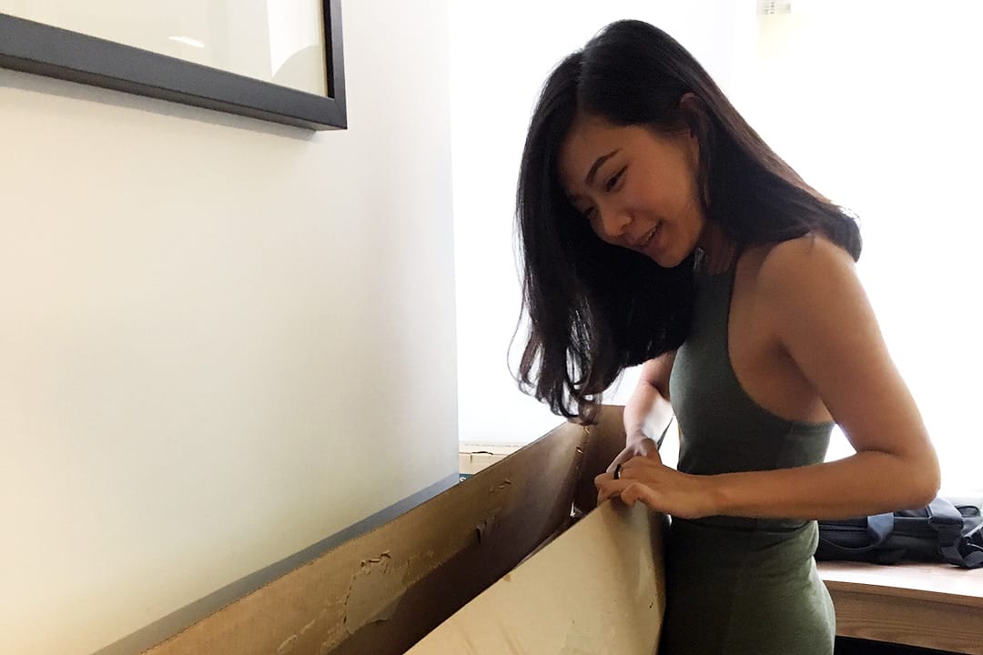 她说：「收到包裹打开，最幸福的时刻。」