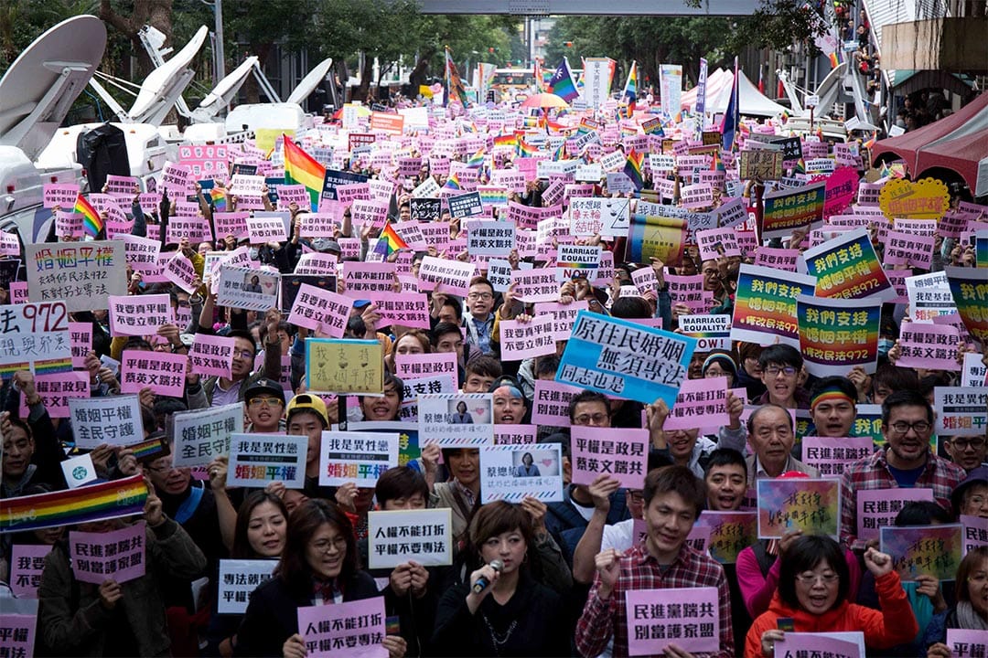 2016年11月28日，台灣婚姻平權第二場公聽會，場外數千挺同人士聲援。