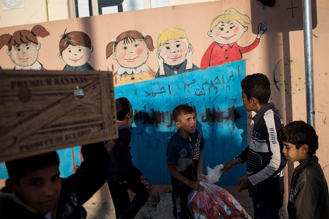 2016年11月6日，伊拉克迪巴嘉，孩童在等候領取食物。