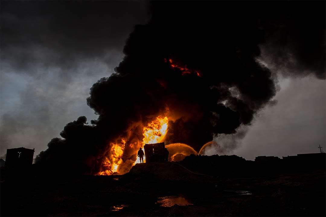 2016年11月9日，伊拉克蓋亞拉一個油井，有消防員在撲救伊斯蘭國的縱火。