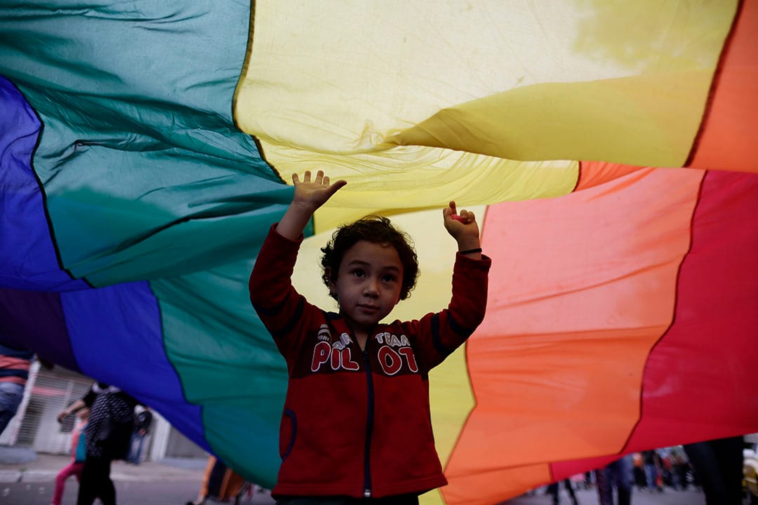 有家長帶同孩子參與同性戀群體驕傲大遊行。   