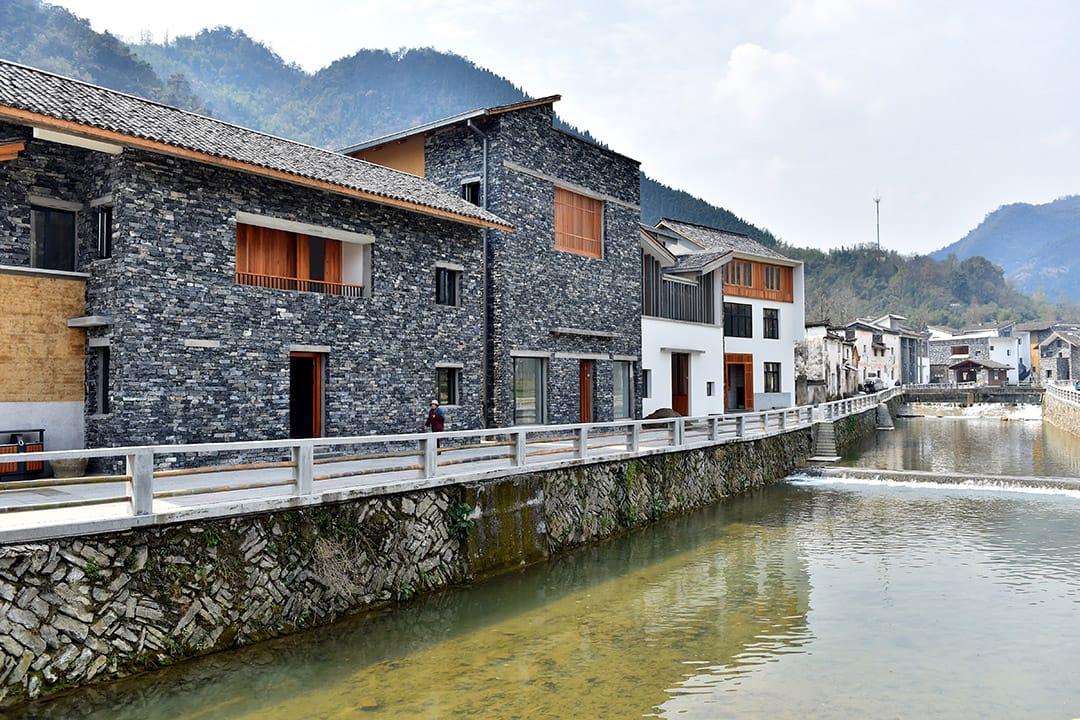 建筑师王澍在富阳洞桥镇文村设计建造的14幢农居房。