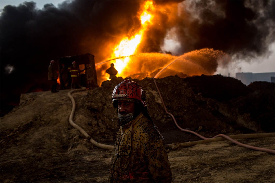 2016年11月9日，伊拉克蓋亞拉一個油井，有消防員在撲救伊斯蘭國的縱火。