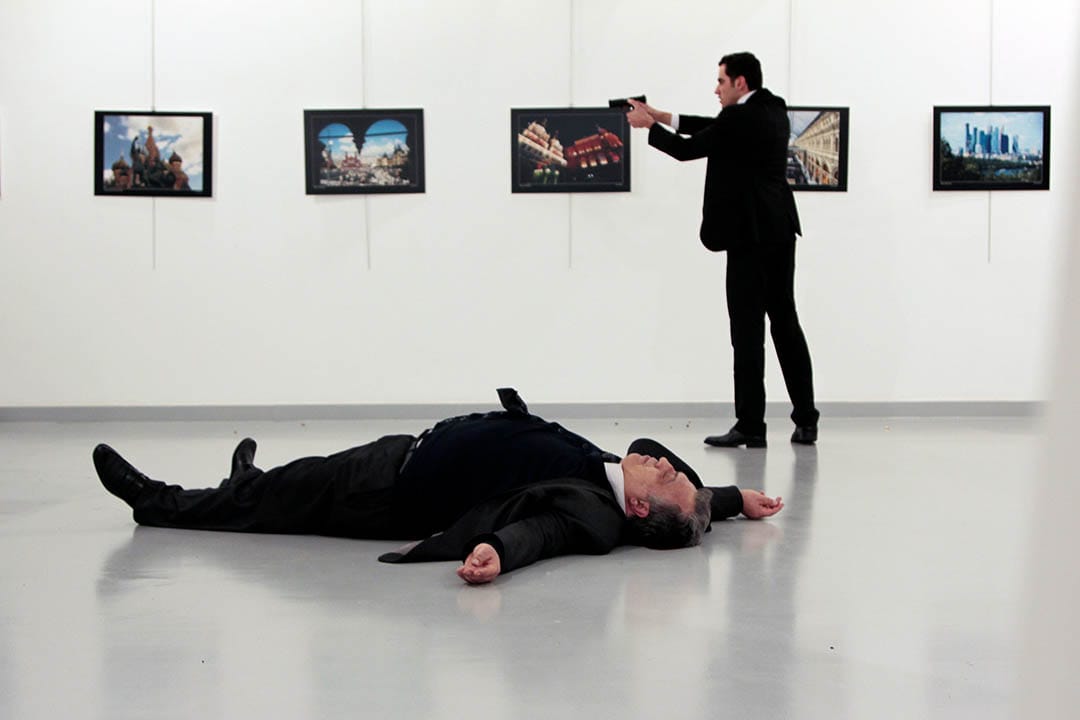 2016年12月19日，土耳其，枪手刺杀俄罗斯大使卡尔洛夫（Andrei Karlov）。