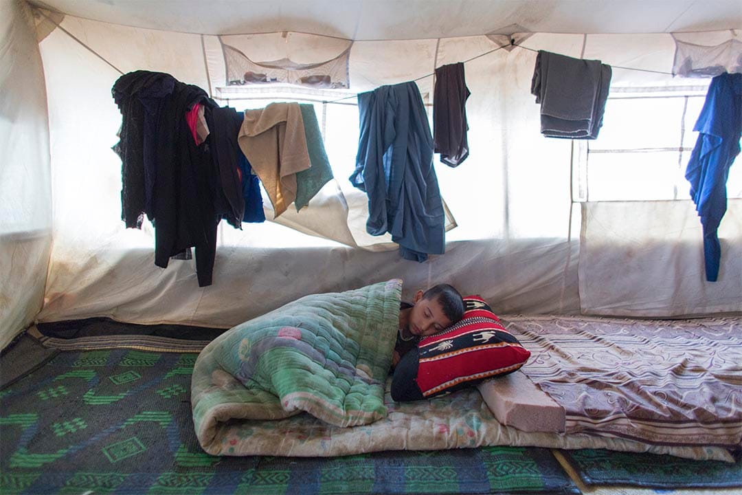 2016年5月，伊拉克蘇萊曼尼亞(Sulaymaniyah, Iraq)，北部哈奈根(Khanaqin)難民營內一名熟睡的小男孩。這個帳篷是他和家人的臨時棲身所。在這難民營裡，無國界醫生向來自鄰近地區因暴力而流離失所的人，提供心理健康服務、非傳染性疾病治療，以及進行健康推廣活動。