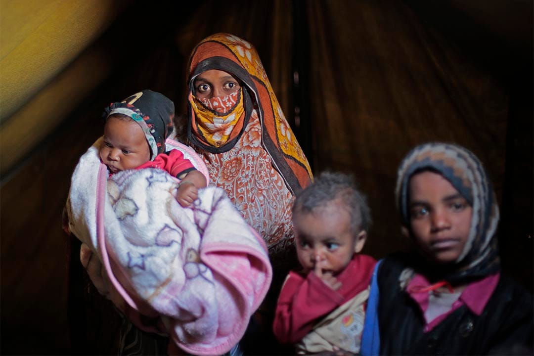 2016年2月，也門阿姆蘭(Amran, Yemen)，一個婦人與她的孩子們在市郊一個營地裡棲身。該營地接收了為逃避沙特聯軍與胡塞武裝部隊戰鬥，而被迫離開家園的人。
