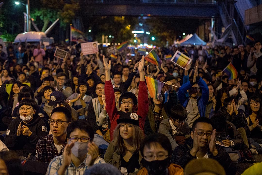 图为2016年11月28日,台湾同性婚姻公听会第二场,场外有同志集会。