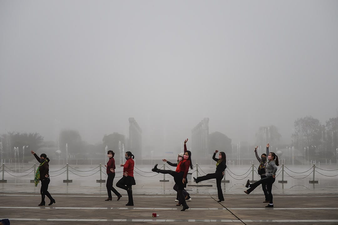 中國四川，一群婦女在廣場跳舞。