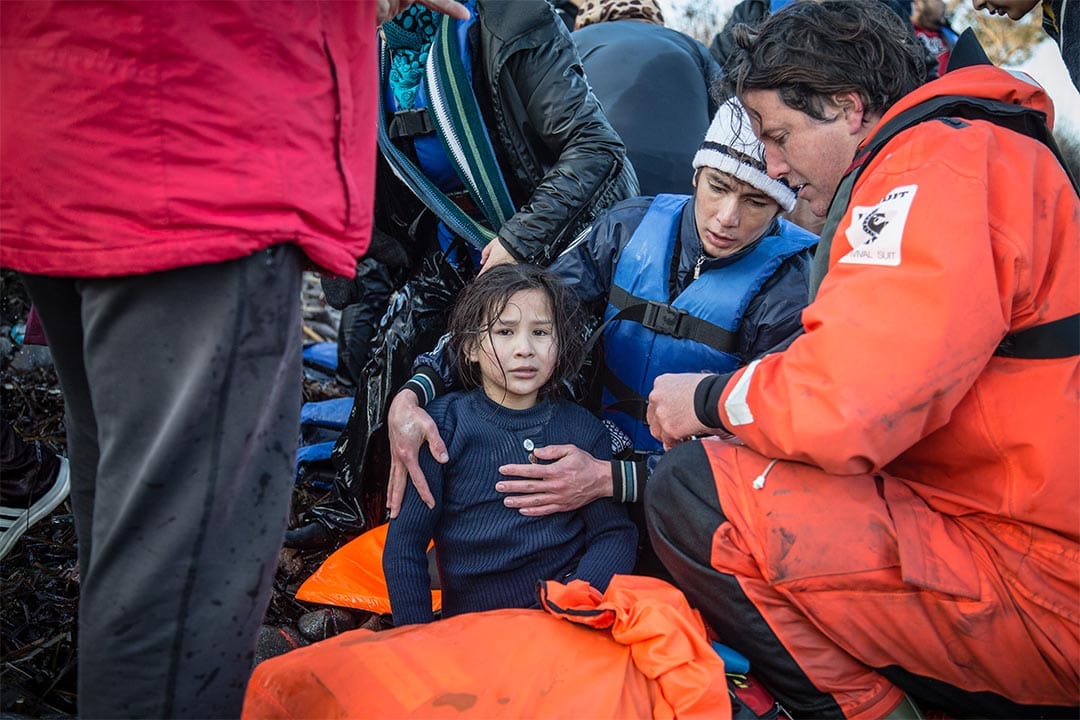 2016年1月，希臘萊斯沃斯島(Lesbos, Greece)，一對父女由土耳其坐小艇橫越大海，獲救後坐在萊斯沃斯島上的沙灘。無國界醫生和綠色和平的人員，聯同與希臘海岸衛隊，協助在萊斯沃斯島近岸遇險的船隻。