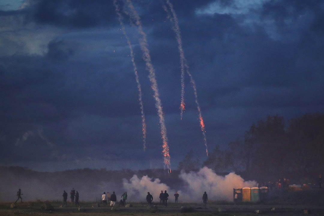 2016年10月22日，法国加莱难民营，防暴警察与难民冲突期间施放烟雾弹。
