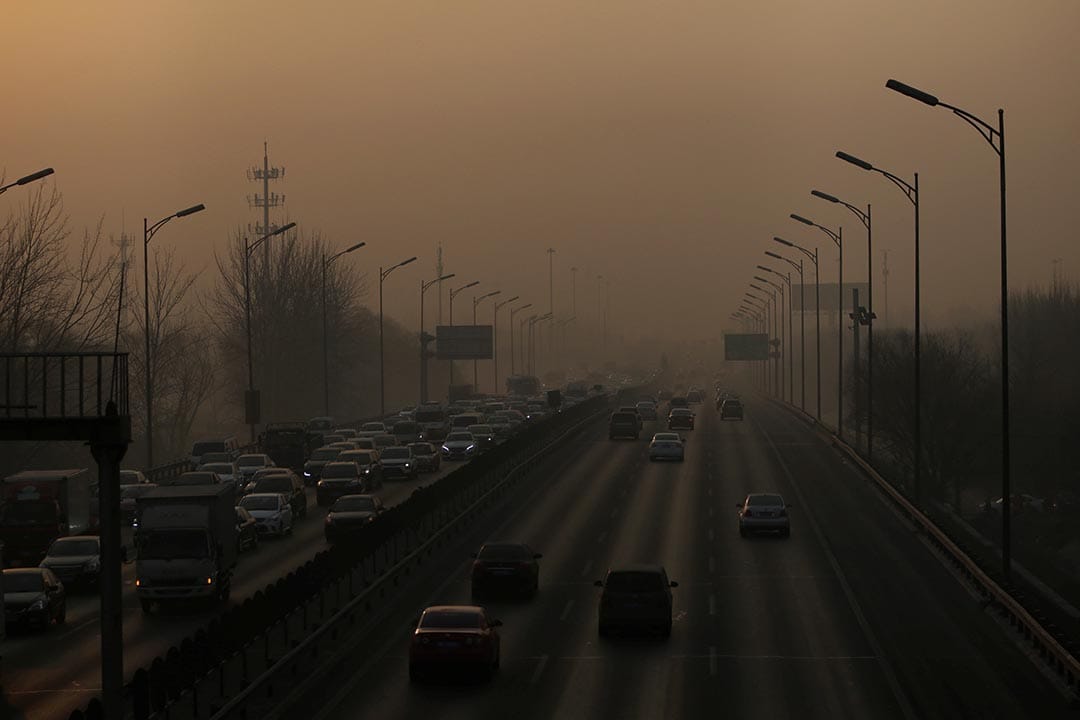 中國北京，早晨繁忙時間，車輛從霧霾中在五環路上行駕。