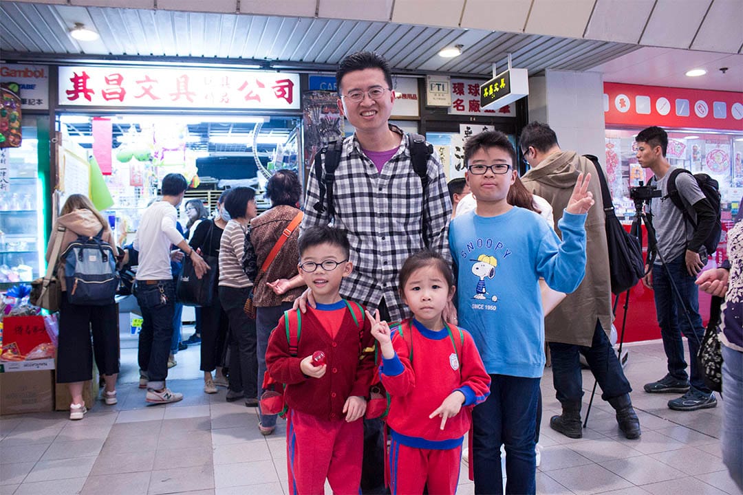 黄先生于附近居住十多年，有了小朋友后，常前来购买玩具。他认为对比大型家品连锁店，小店会多些选择。