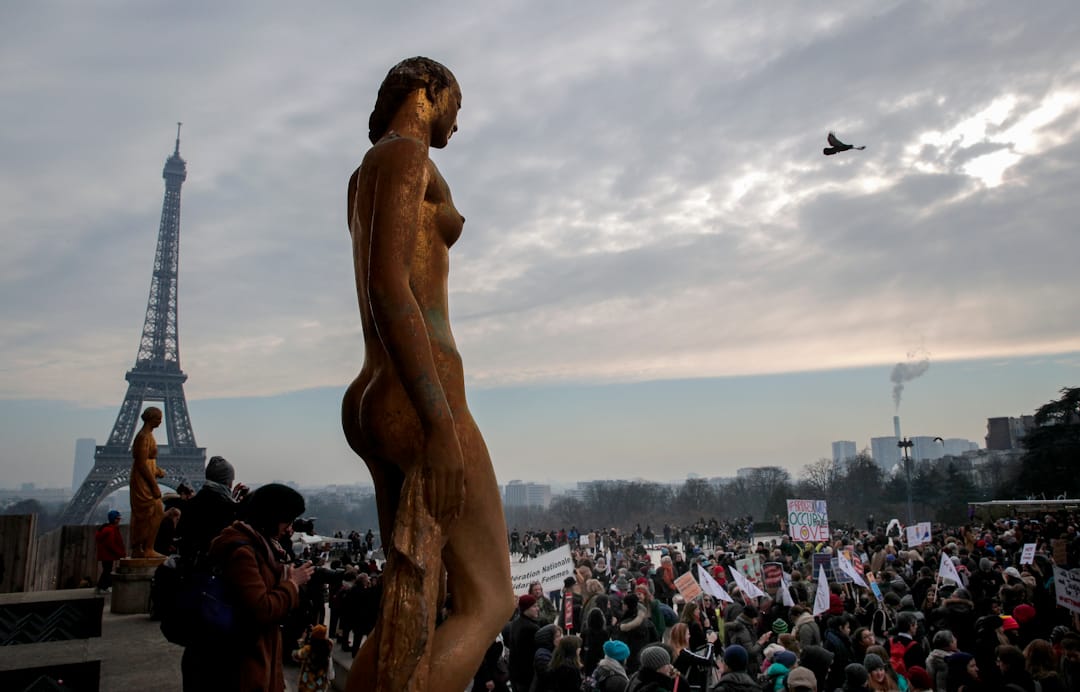在法國，有攜帶橫幅和標語牌的抗議者在巴黎鐵塔聚集。