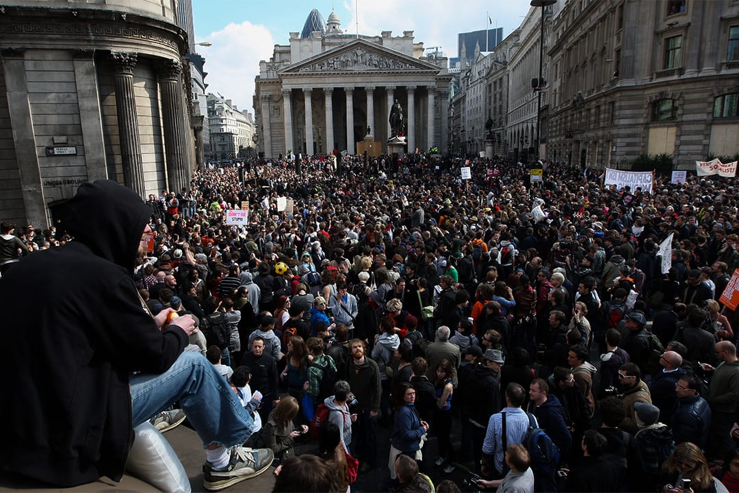图为世界领导人到达伦敦举行G20峰会时的一次示威，反映政治经济秩序未能有效地应对不平等，出现了支持与反对全球化的群体对立。