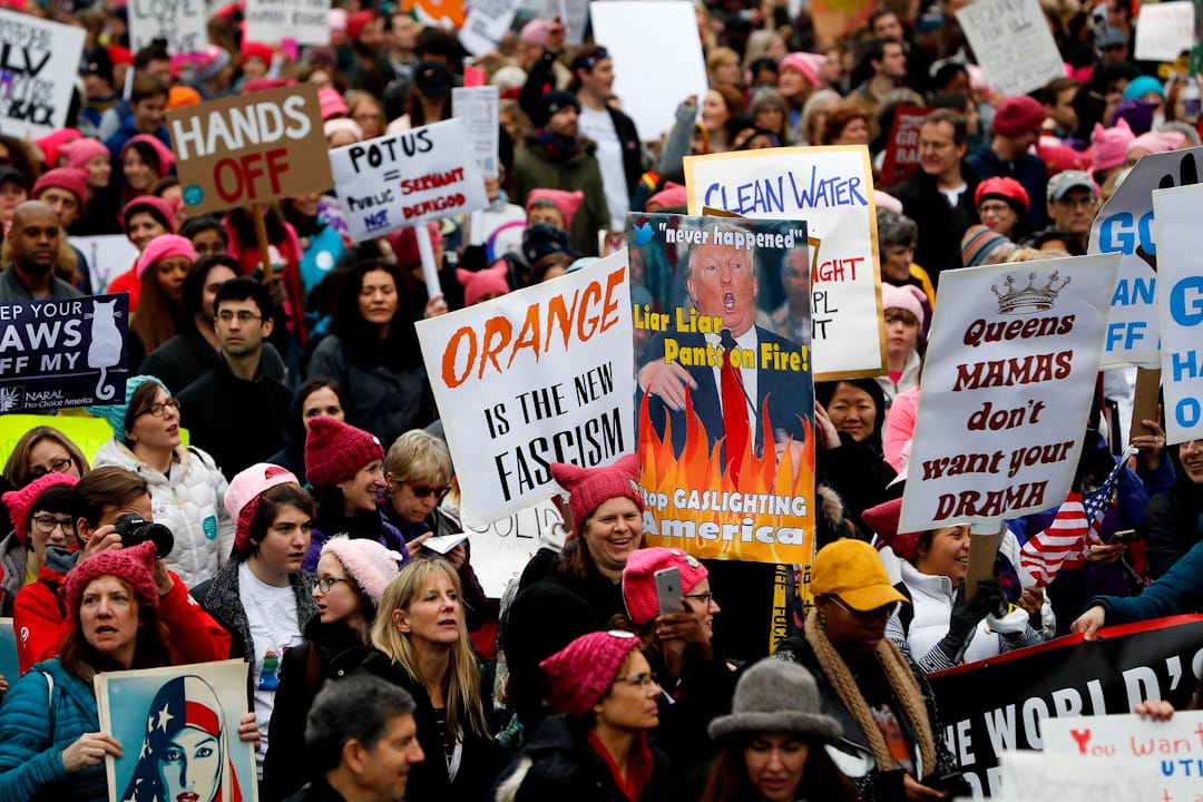 在美国华盛顿,国家广场有示威人群,世界各地亦有不少地方发起游行抗议新总统特朗普。