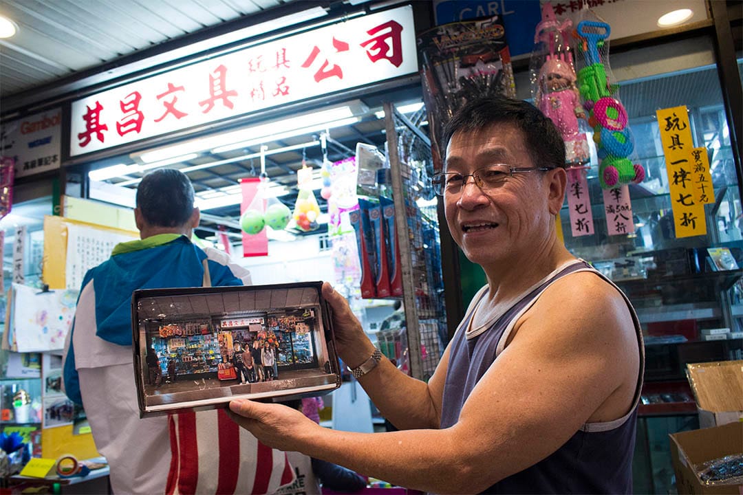 有街坊向文具店送赠印有罗先生一家的手作纪念品，以表示不舍之情。