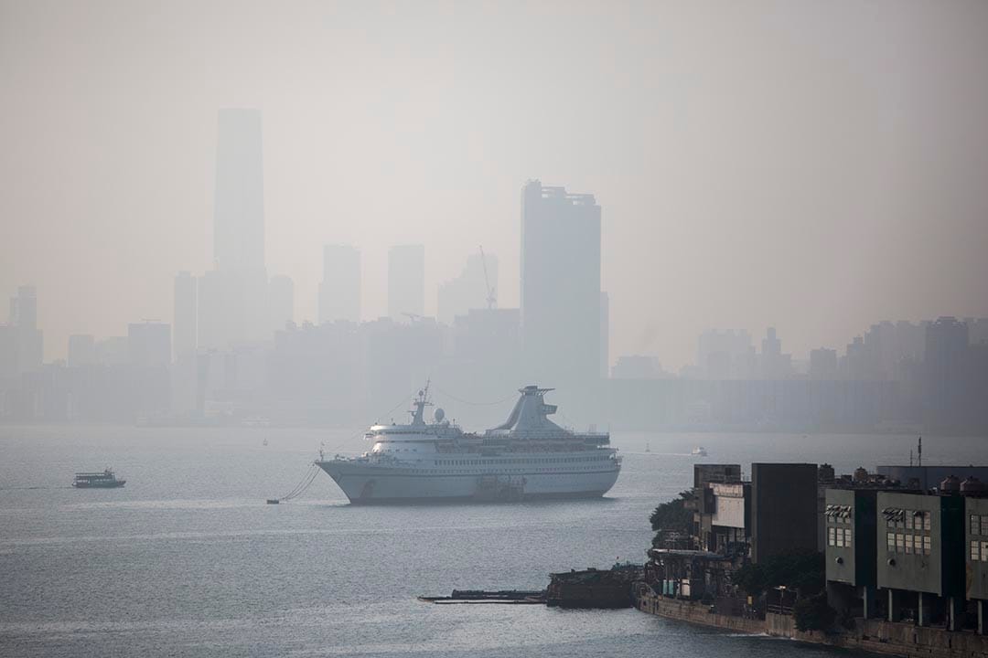 在油塘对出，一艘邮轮正缓缓驶入港口。