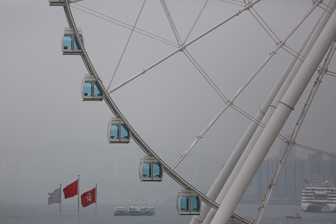 雾霾下，位于中环海滨的的摩天轮。