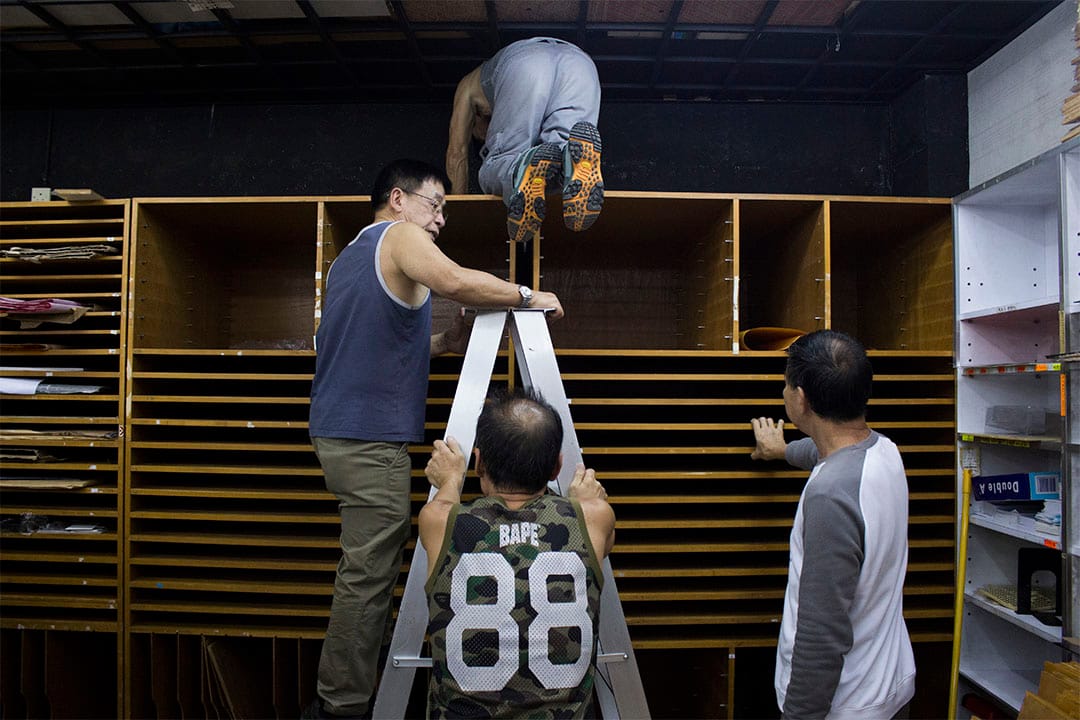 罗先生与朋友正拆除货品架。