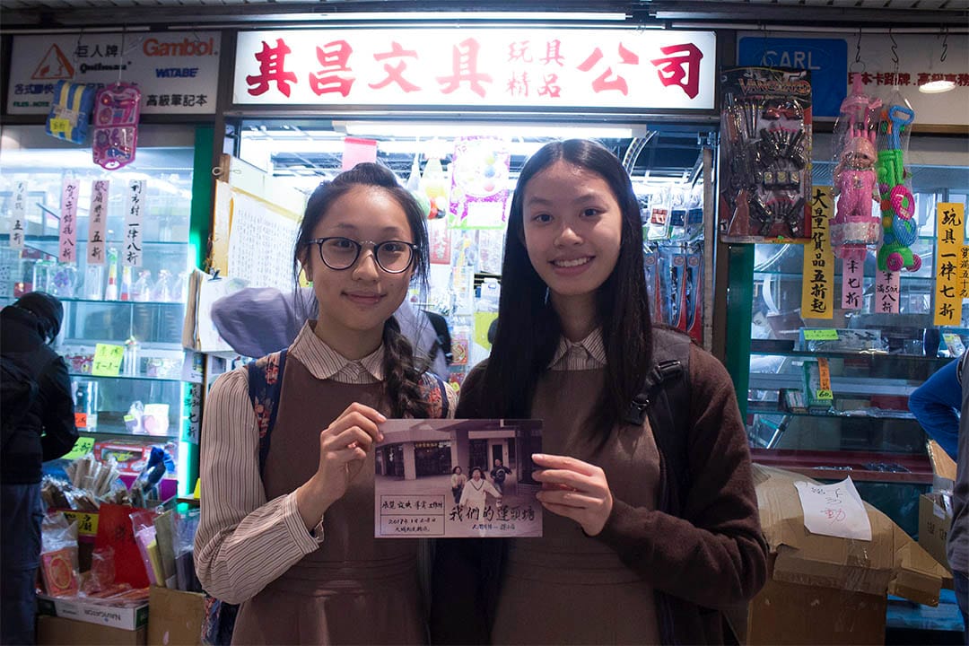 Anisa 及 Jody 是其中之一，她们是附近学校就读中四的学生。她们对文具店的结束表示不舍，认为其货品价格便宜。