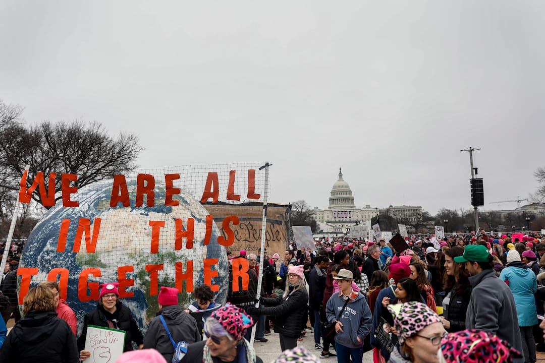 在美國華盛頓，國家廣場有示威人群，世界各地亦有不少地方發起遊行抗議新總統特朗普。