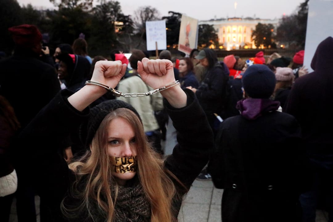在美國華盛頓，白宮附近有女士戴著手銬抗議特朗普就職美國總統。