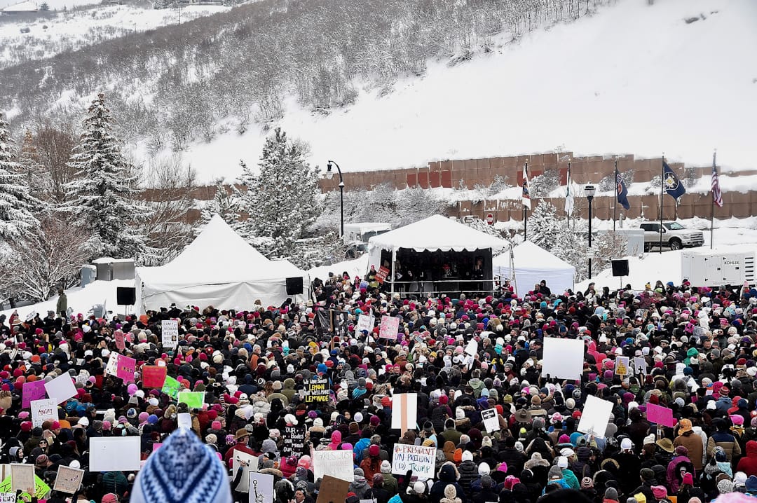 在美國猶他州帕克城，亦有群眾在寒冷天氣下參與示威。