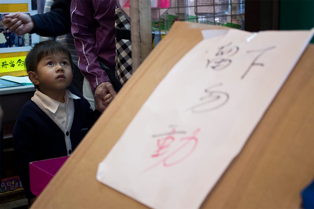 小朋友正趁文具店最后一天营业，选购玩具。