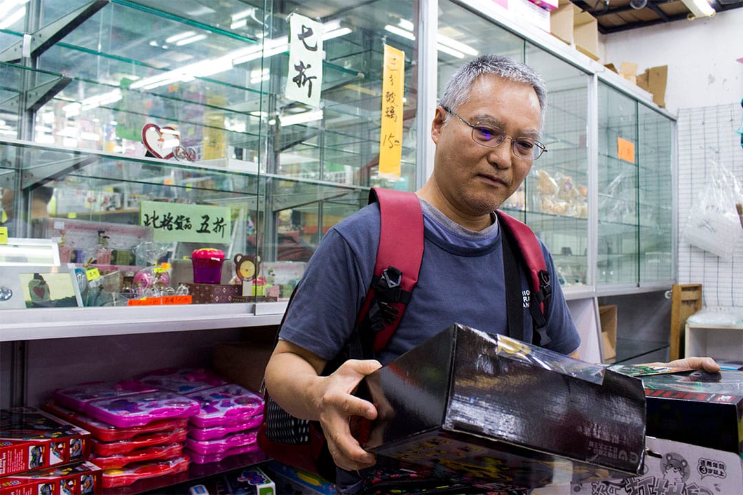 最后营业的一天，于附近居住了二十多年的梁先生，前来购买了多盒玩具模型，准备送予小朋友玩。他说：「真系好多人情味，日本城果啲 (连锁店) 比唔到你。」