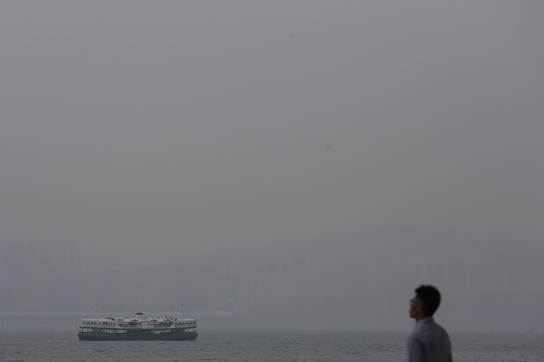 从中环公众码头望向维港对岸，海岸线与建筑物难见踪影。