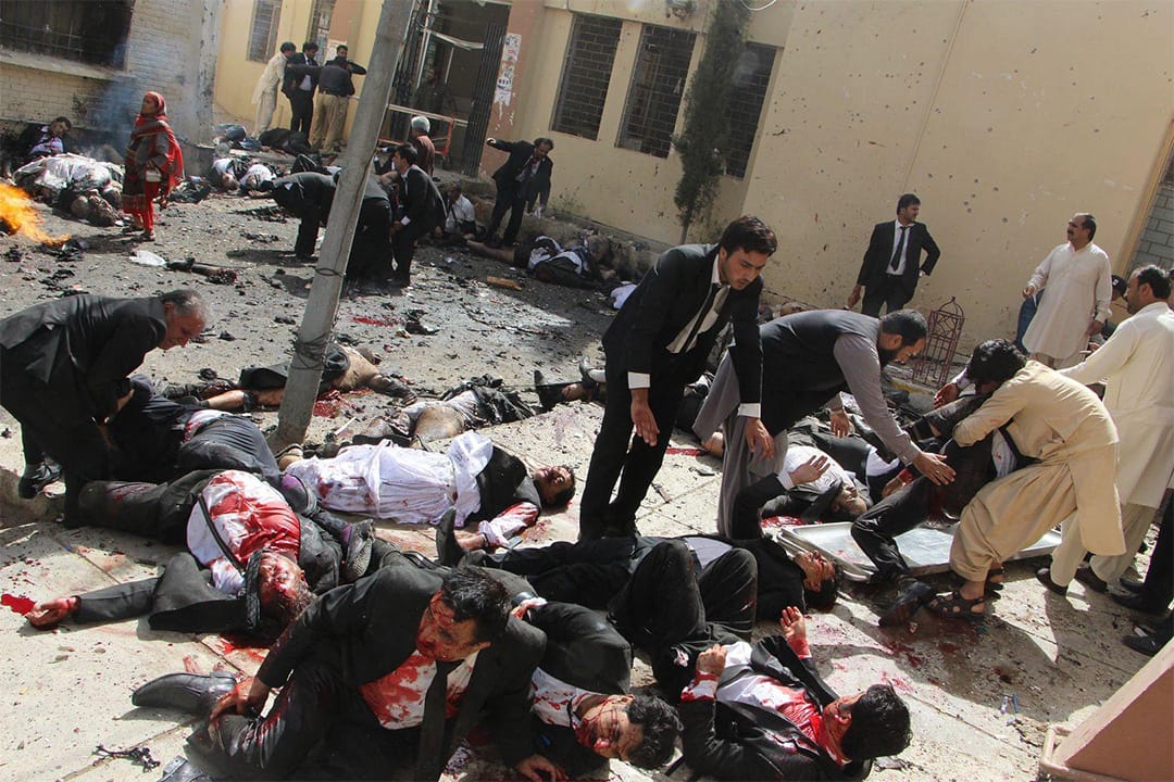 在巴基斯坦奎达发生炸弹爆炸后，一名律师正帮助受伤的同事。当时炸弹在民用医院外爆炸，期间正有一群律师和记者正聚集在一起哀悼一名被暗杀的高级律师Bilal Anwar Kasi，最后共有七十人死亡。