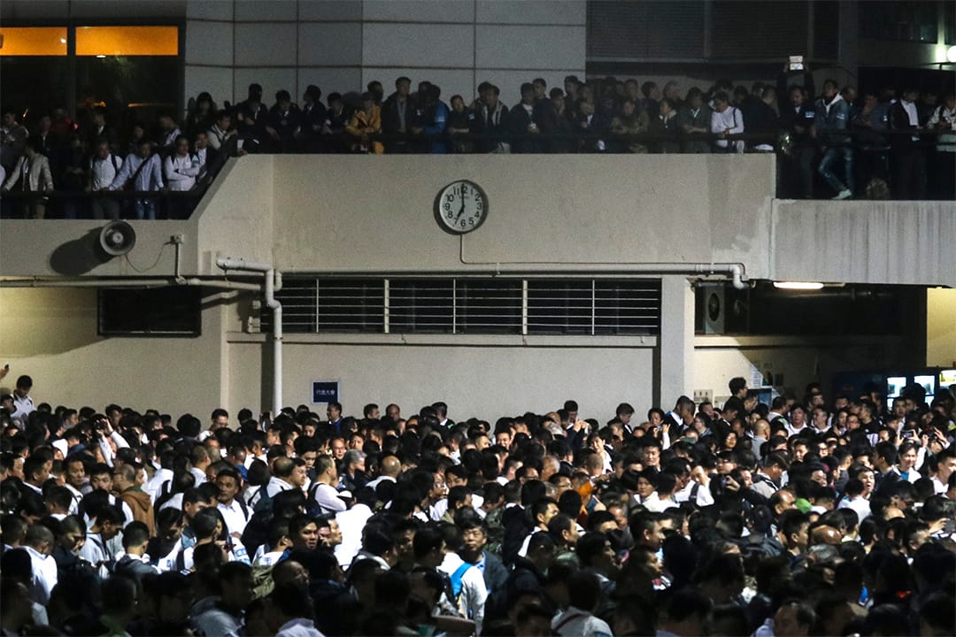 2月22日晚上，香港警察隊員佐級協會發起特別會員大會，聲援因襲擊示威者而在近日被判監的7名警察，約有3.3萬人出席。