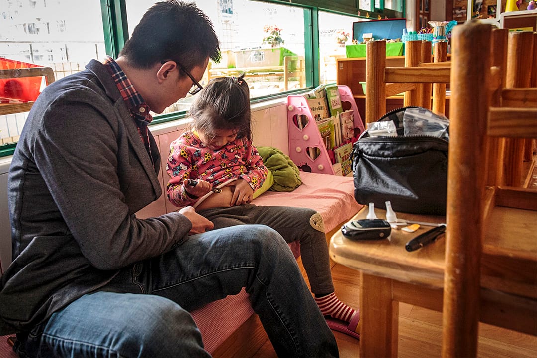 6岁时，妞妞已经可以自己注射胰岛素。