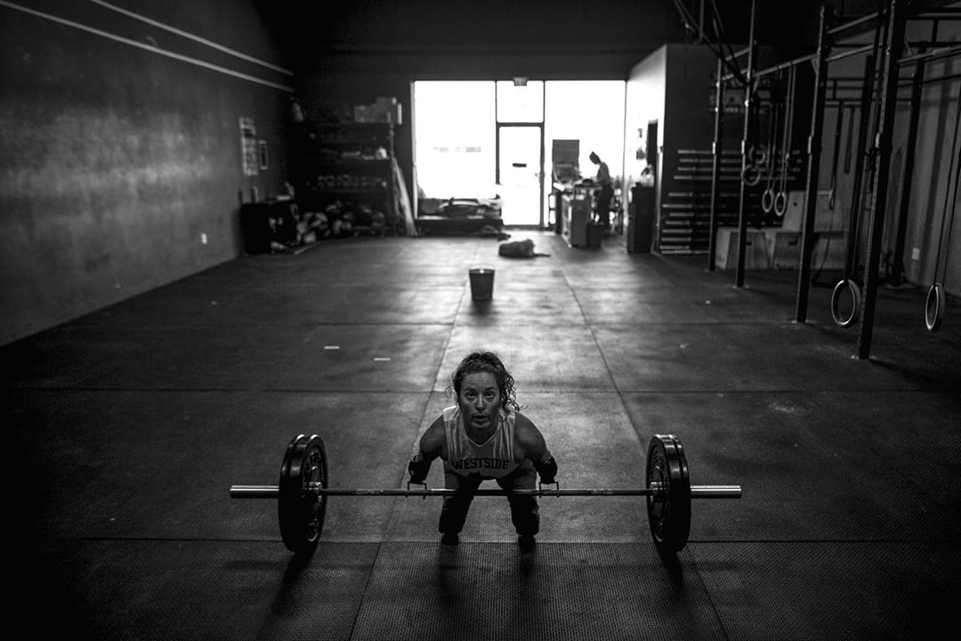 来自加拿大的Lindsay Hilton，出世时没有手和脚，却能举100磅的杠铃。