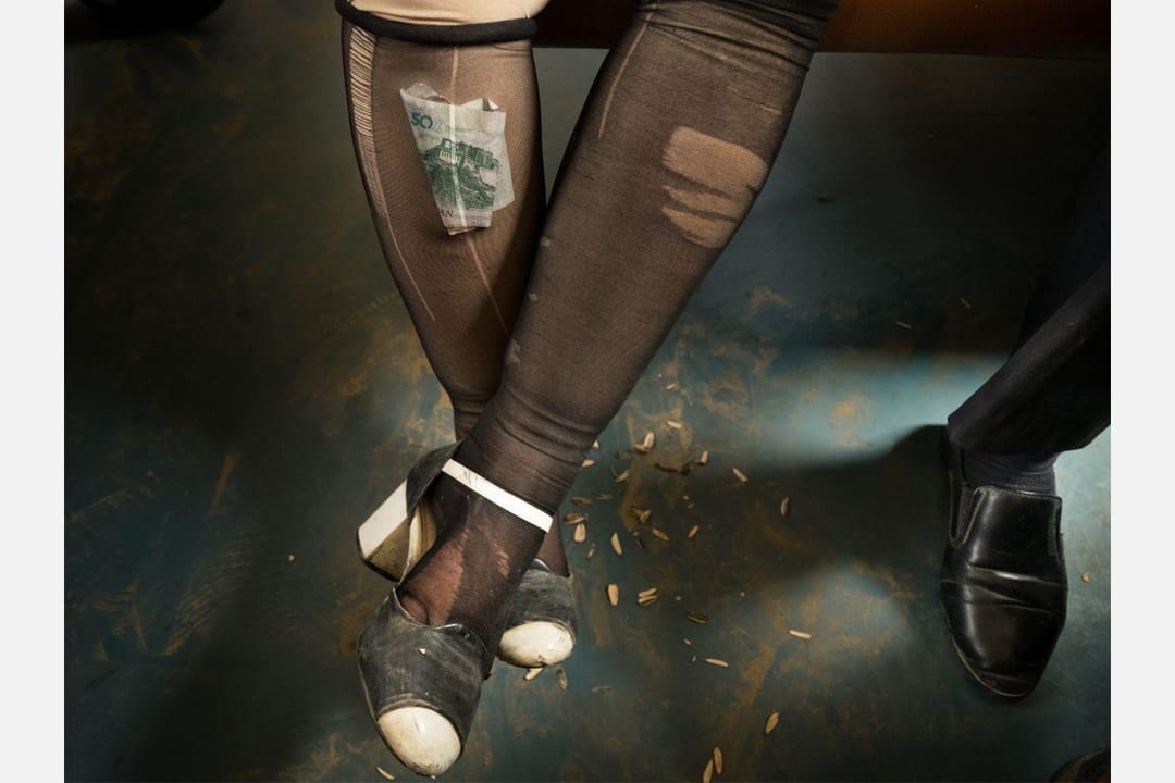 从喀什开出的火车上，一名维吾尔族女士的丝袜内放了几张纸币。维吾尔妇女虽信奉穆斯林，但通常不会有太保守的衣著习惯。