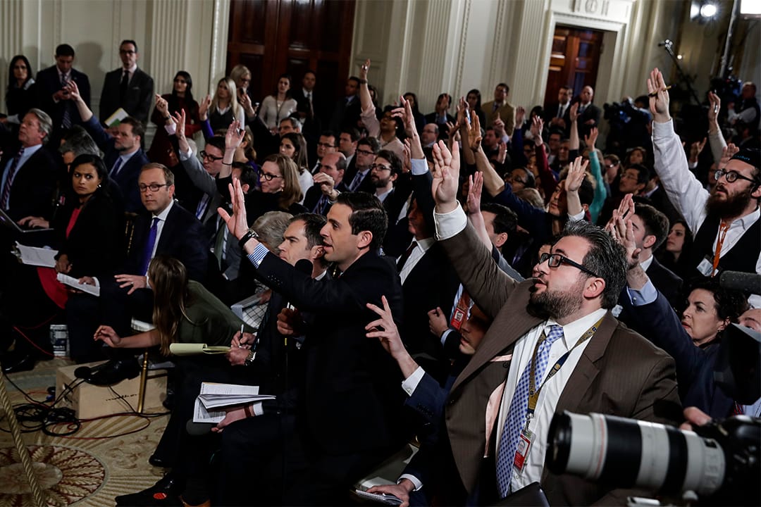 2017年2月16日,大批記者在特朗普總統新聞發布會上採訪。