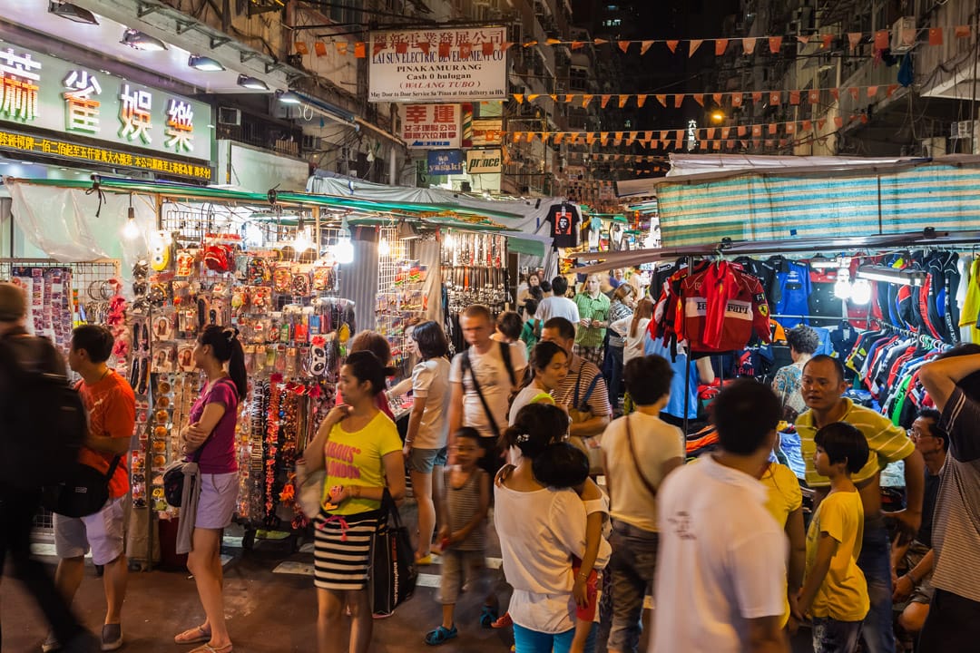 穿過夜市攤檔,吃了午夜泰餐,經過棺材鋪子,麻將館大門透出明亮燈火,門口燒紙餘燼猶存。油麻地的情人節午夜。