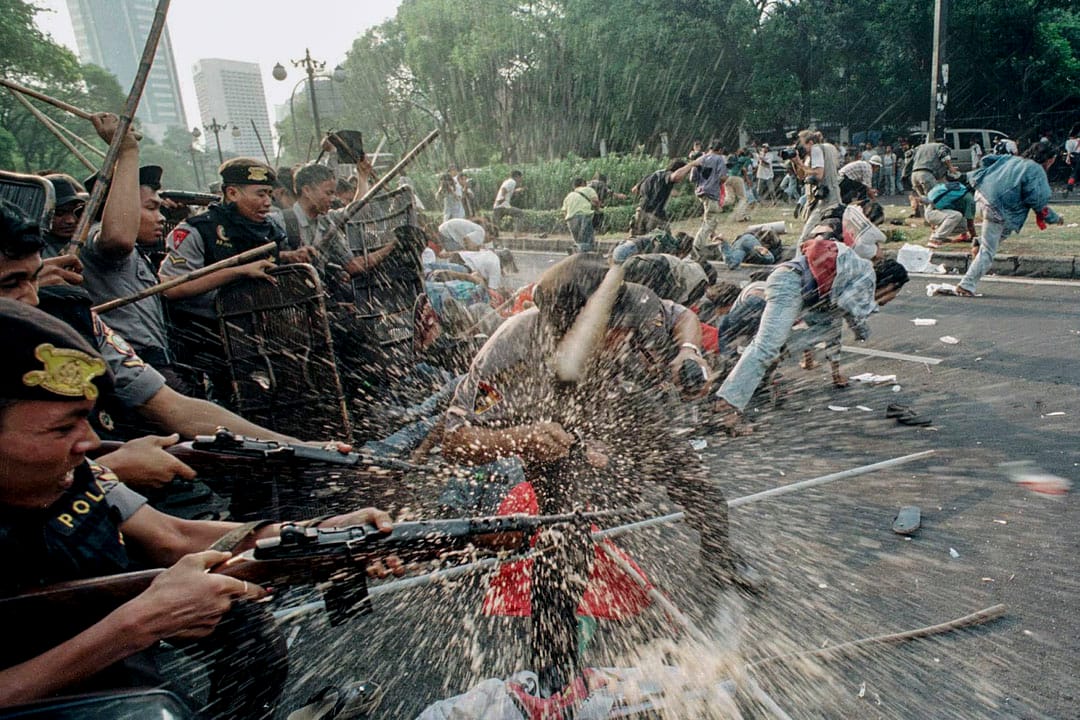 1999年1月7日，雅加達，人民民主黨（People’s Democratic Party）的成員前往國民選舉委員會（KPU），要求KPU取消從業黨（Golkar）的資格，從業黨曾1999年的選舉中舞弊。示威人士在Imam Bonjol街遭到印尼警方攔截。