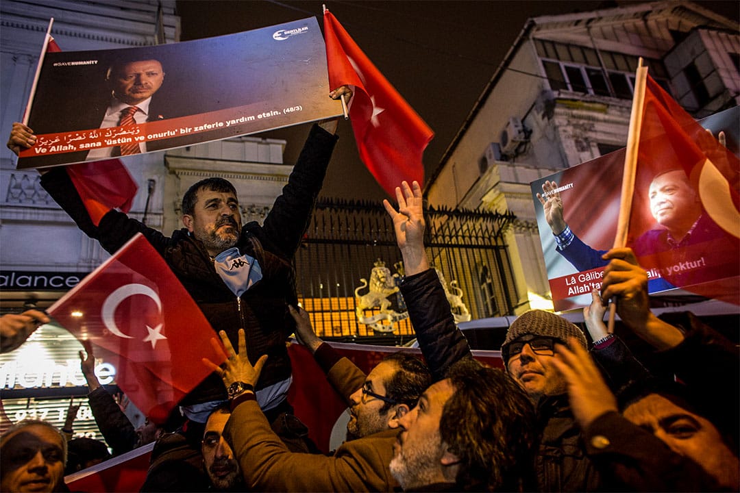 2017年3月12日，大批土耳其民眾在伊斯坦堡荷蘭領事館外示威。